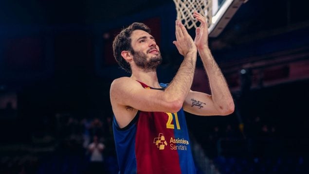Álex Abrines aplaude a la afición del Barcelona