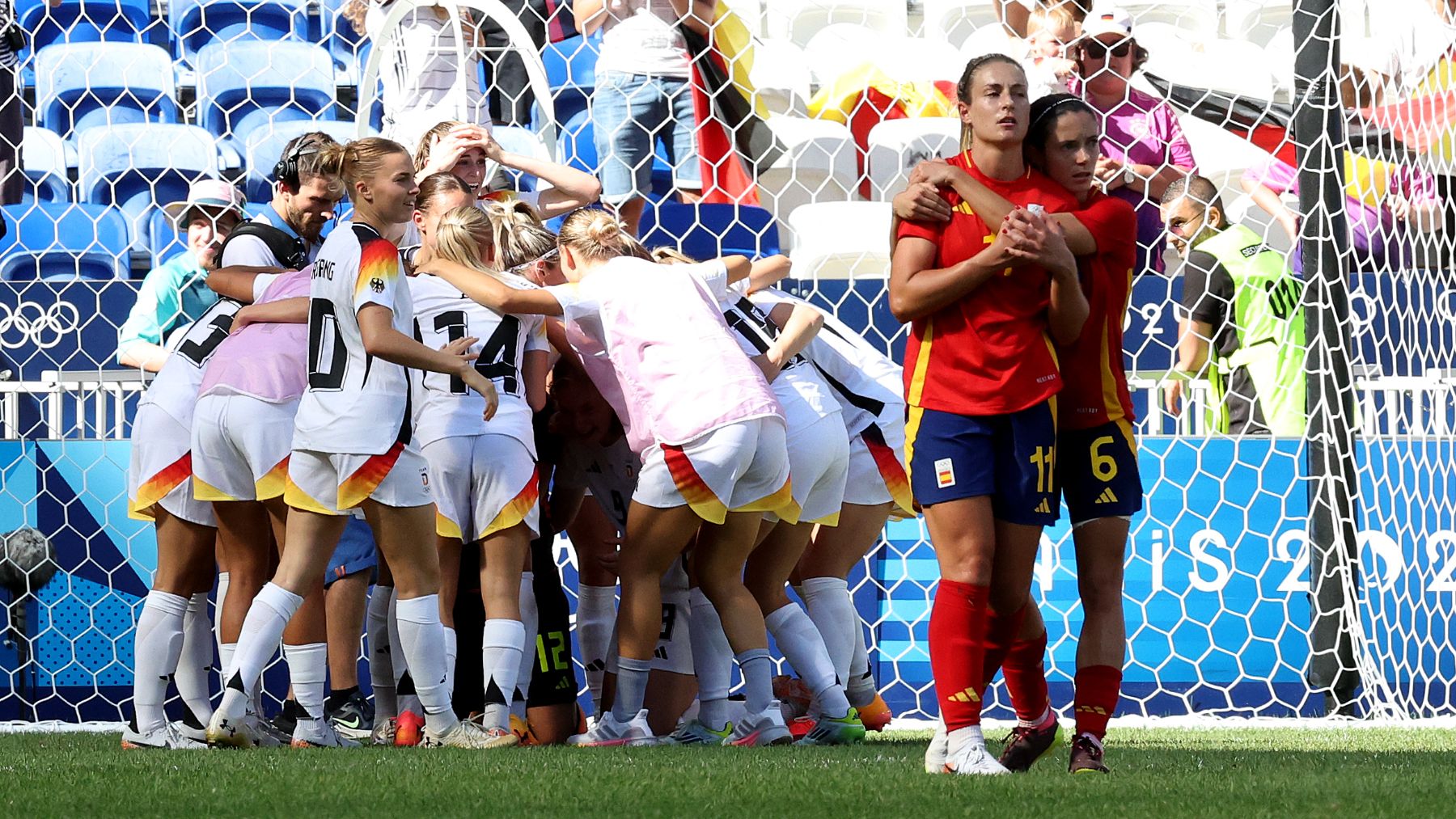 Alexia Putellas, consolada por Aitana Bonmatí, tras perder contra Alemania en París 2024. (Getty)