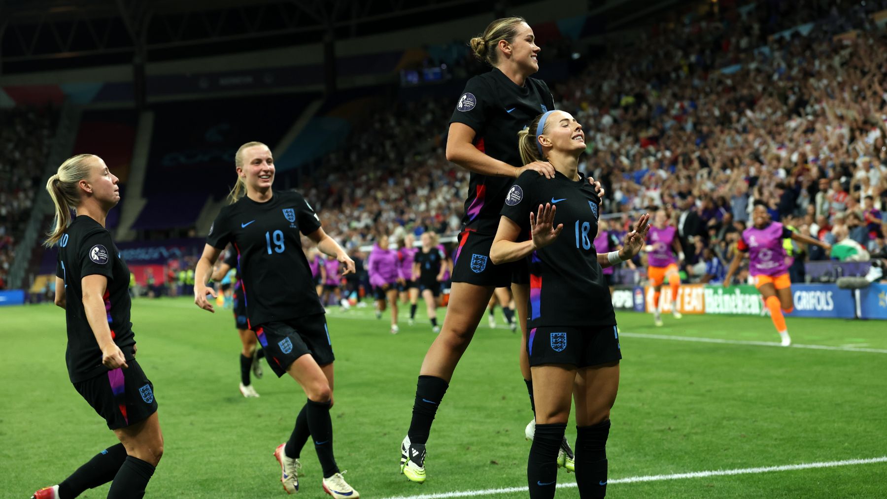 Chloe Kelly celebra el gol de la victoria de Inglaterra ante Italia. (Getty)