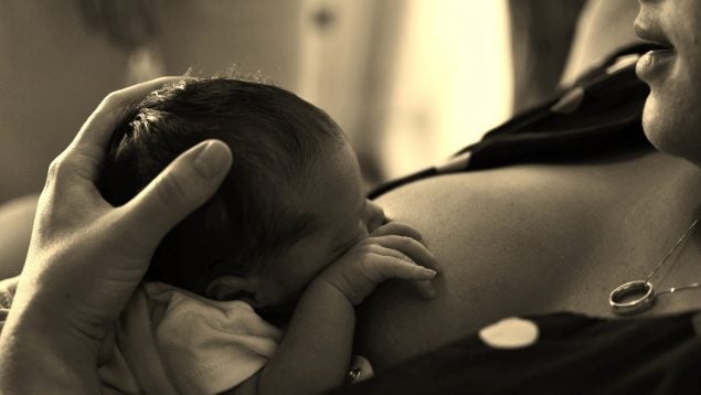 Importancia de la lactancia materna según los pediatras, dar el pecho o el biberón al niño, por qué la lactancia materna es obligatoria en los primeros seis meses, cuándo dejar de dar el pecho a mi bebé.