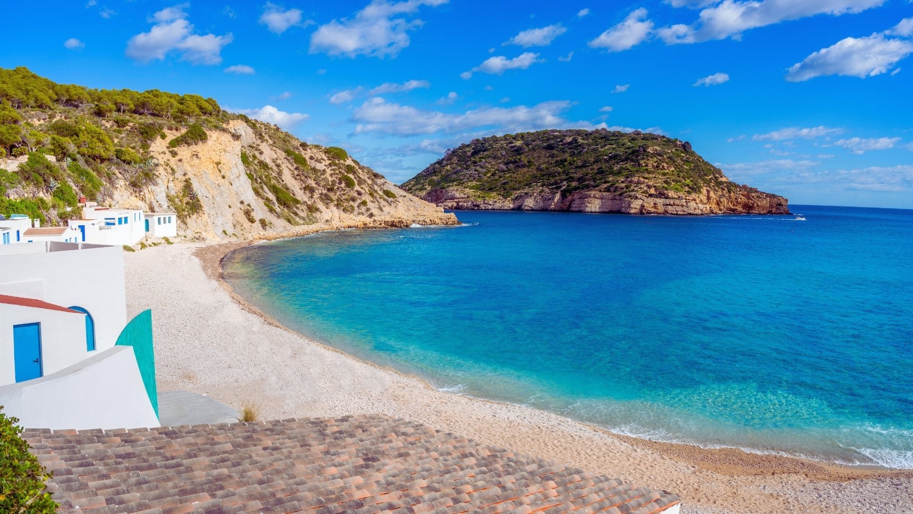 Parece Grecia pero está en España: el pueblo de pescadores con casas blancas y puertas azules que parece de cuento