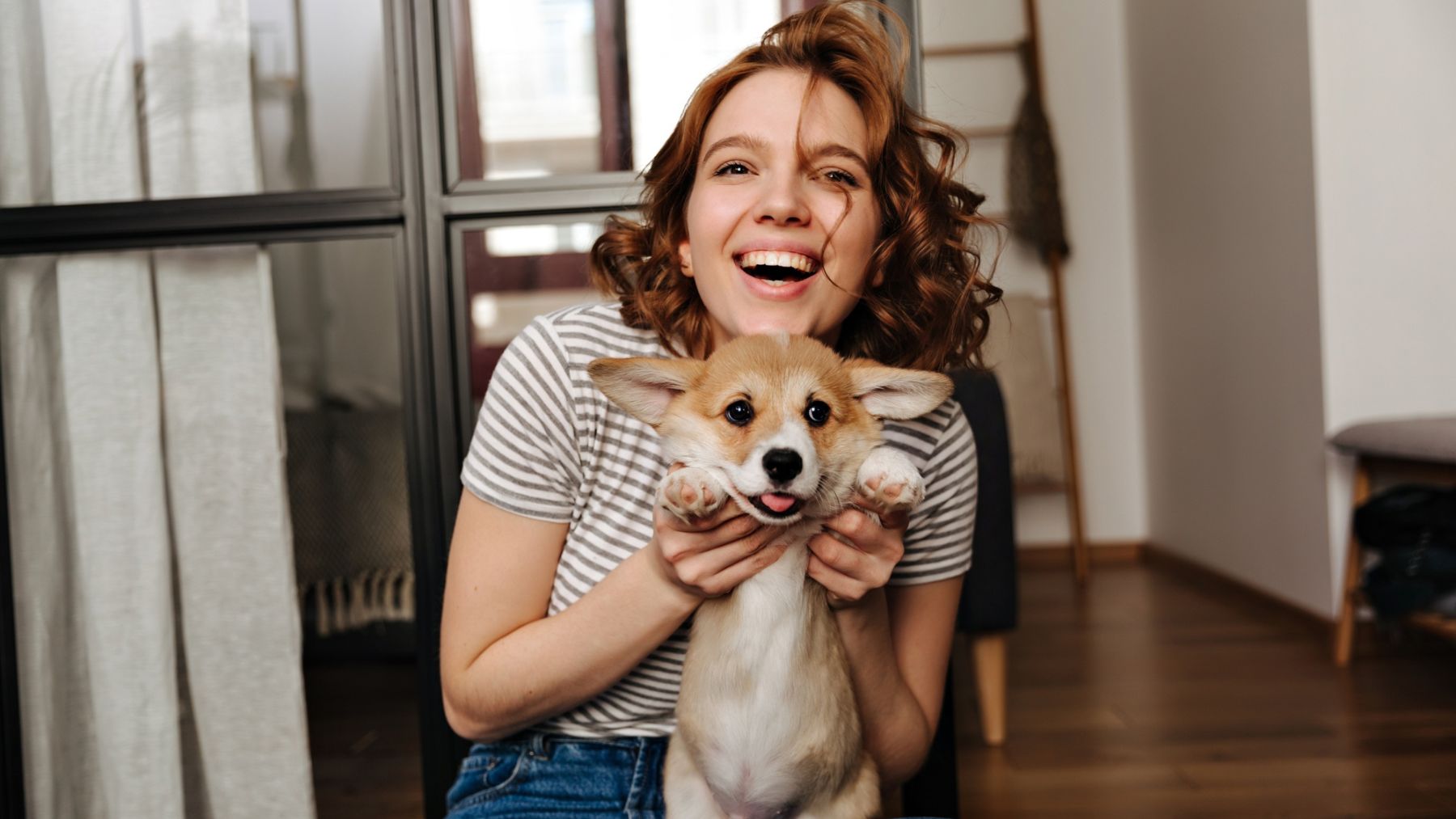 Un perro con su dueña. Foto: Freepik