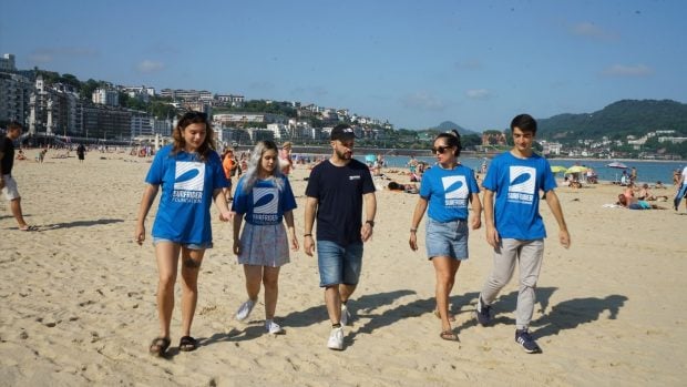 Activistas de Surfrider en San Sebastián (Foto: EUROPA PRESS). 