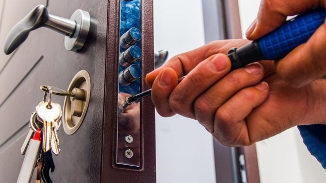 Treta de los okupas para entrar en las casas, okupas utilizan cerrajeros, qué pasa si el okupa llama a un cerrajero, forzar la puerta, peligros okupación, caso de okupas en Zaragoza, okupas con menores de edad a cargo.