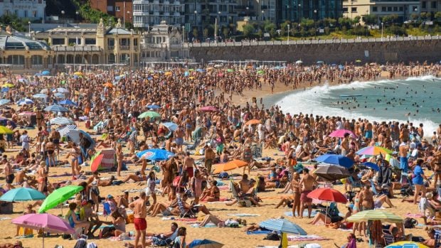 Gente dándose un baño en San Sebastián