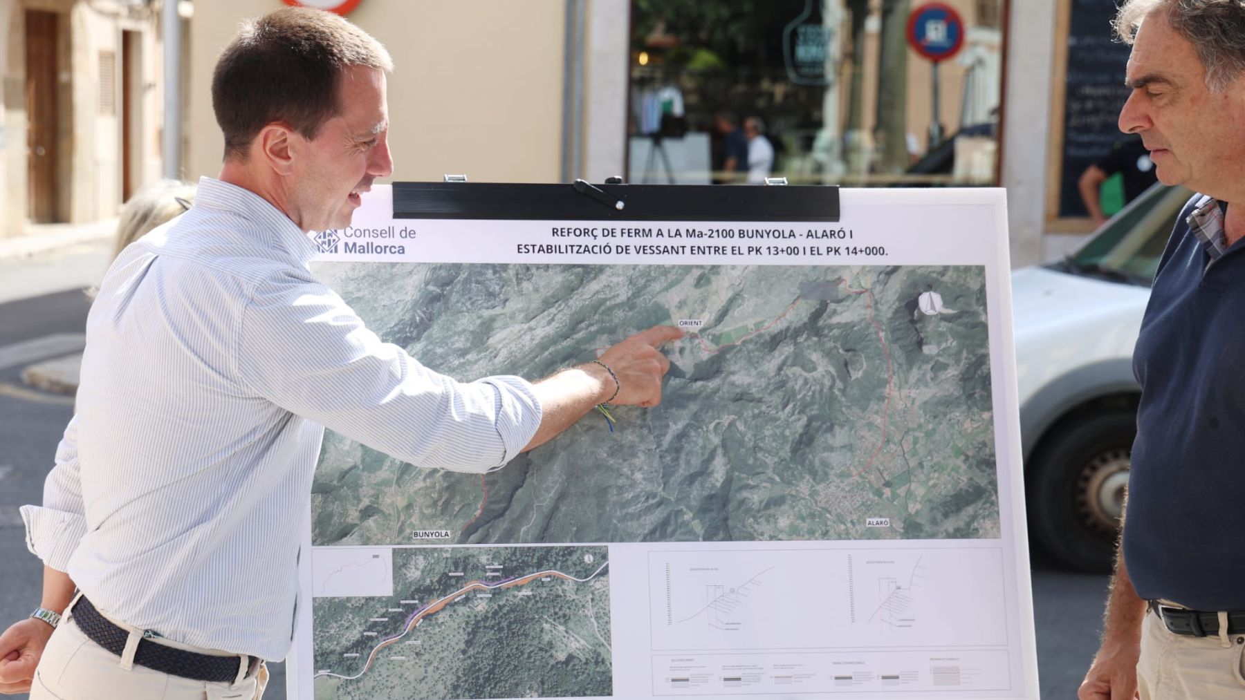 Llorenç Galmés señala la zona de mejoras en la carretera.