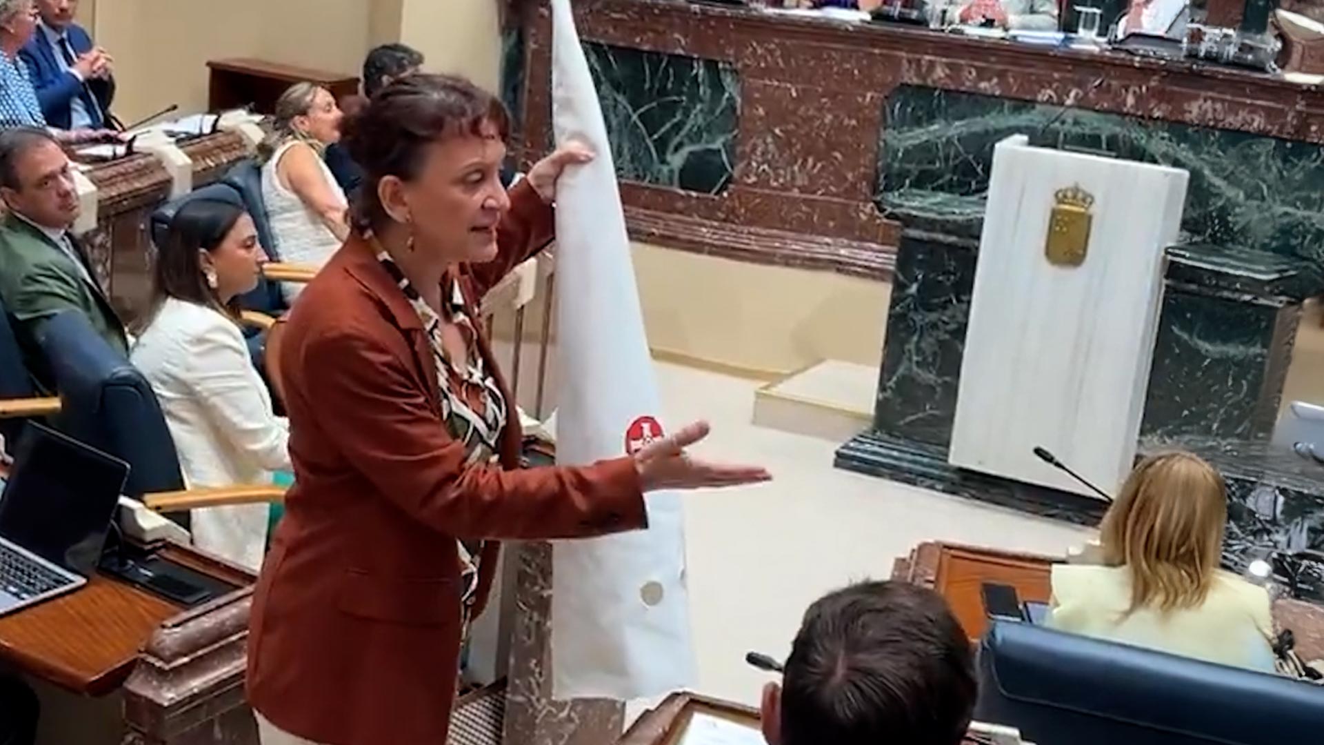 La líder de Podemos Murcia le regala un capirote del KKK a Vox: «Para que vayan bien vestidos de cacería»