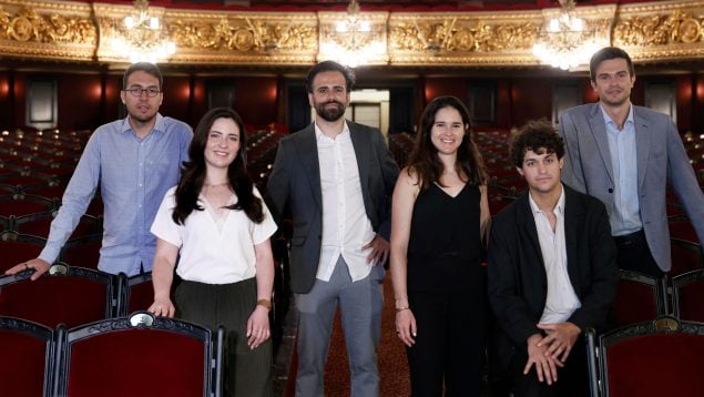 Los jóvenes premiados en los Premios Princesa de Gerona, Pablo Sanchez, Manuel Bouzas, Andreu Dotti, Antoni Forner, Valentina Agudelo y Gabriela Asturias. (Foto: EFE)