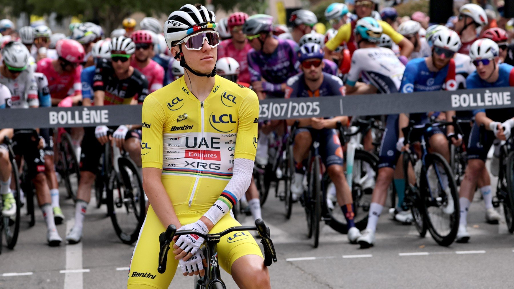 Tadej Pogacar antes de comenzar una etapa en el Tour de Francia 2025. (EFE)