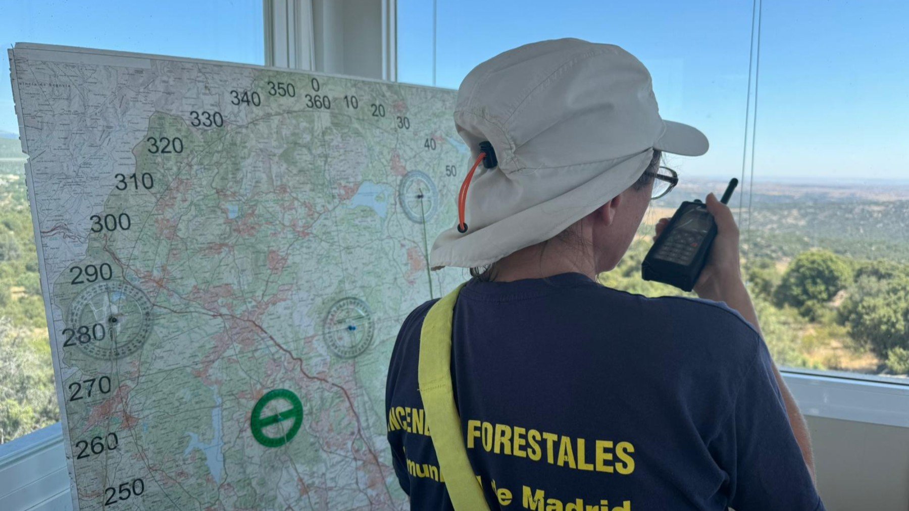 Un vigilante está controlando desde su torre si aparecen incendios. (Foto: Comunidad de Madrid).