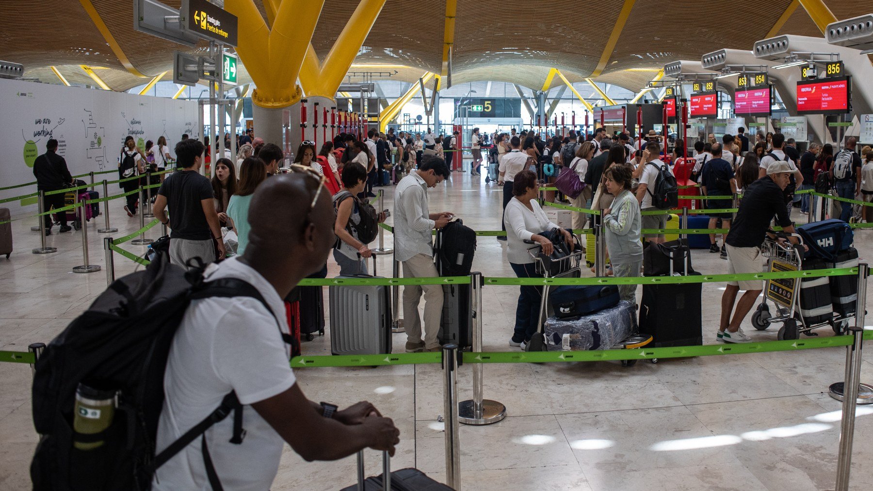 Aena prohíbe a las personas sin hogar dormir en Barajas: «Los aeropuertos no son para habitar»