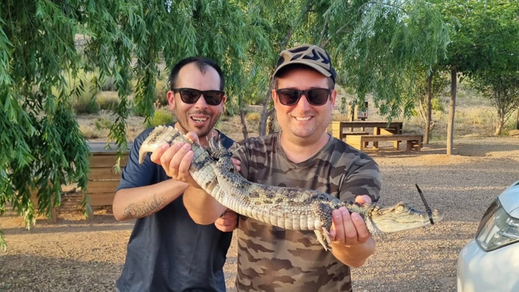 Pescadores con el caimán. Imagen: Sociedad De Pesca Deportiva Pantano De Almansa.