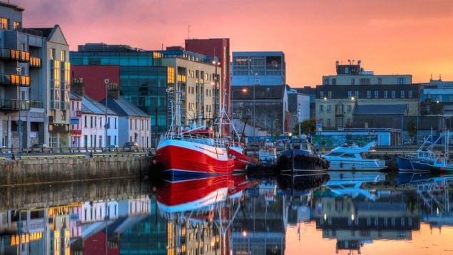 Cómo emigrar a Irlanda si eres español, emigrar a Galway desde España, razones para vivir en Galway, mudarse a Galway desde España, viajar a Galway si eres español, mejores ciudades irlandesas para mudarse desde España.