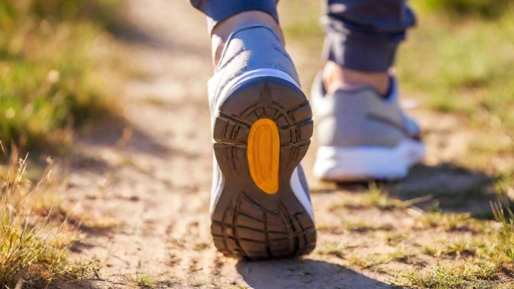 Andar es clave para mantener un buen estado de salud.