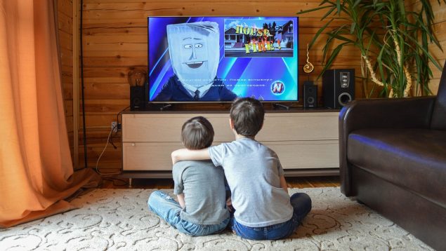 A qué edad debo dejar mi bebé vea pantallas, edad para que los niños usen pantallas, mejores edades para que los hijos vean la tele, ver la televisión antes de los dos años según pediatras.
