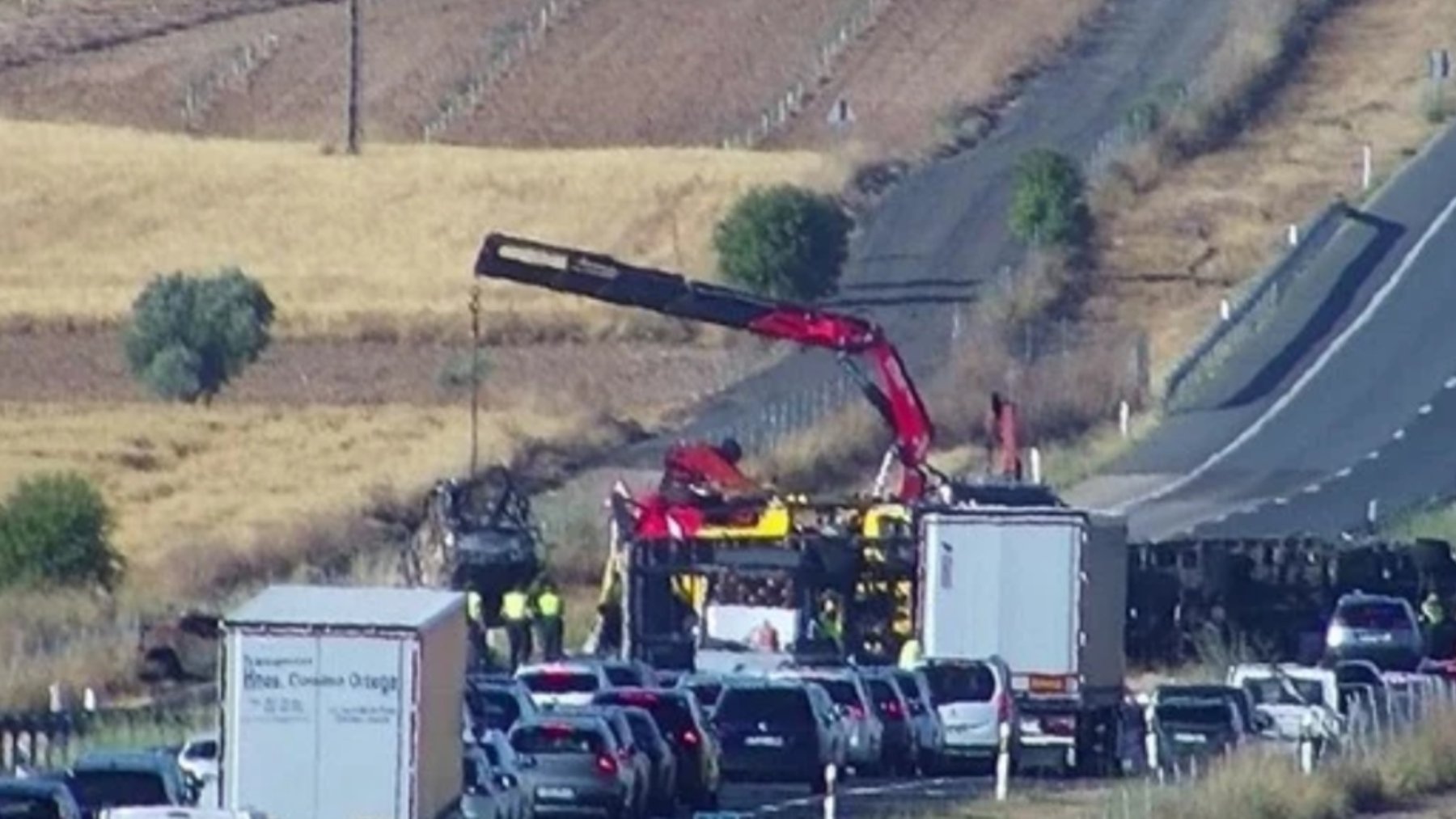 Un accidente en la A-4 deja un muerto y atascos kilométricos en el inicio del puente de Santiago
