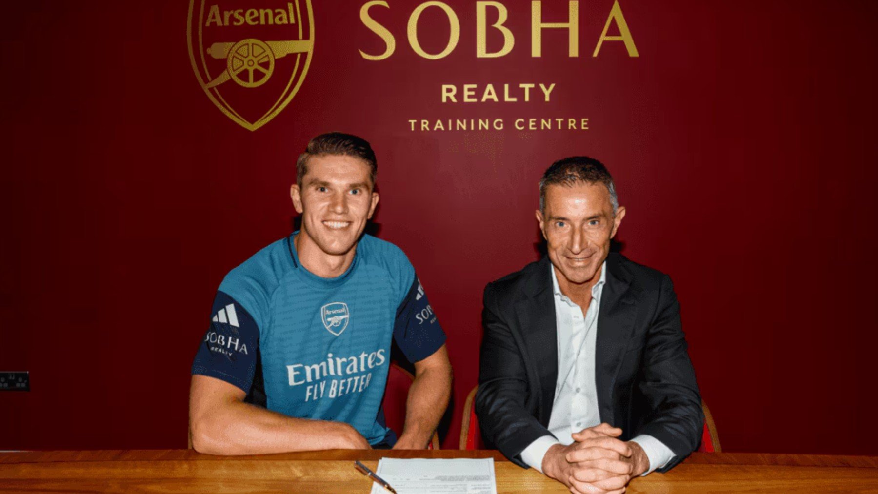 Viktor Gyökeres firmando su nuevo contrato con el Arsenal. (asenal.com)