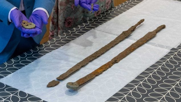 Descubrimiento arqueológico de dos espadas del Imperio Romano, hallazgo histórico de espadas romanas, arqueología del imperio romano, tesoros del Imperio Romano en Reino Unido, descubrimientos arqueológicos de aficionados.