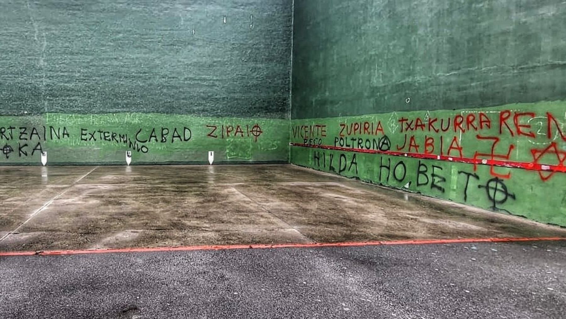 Pintadas contra la Ertzaintza y el consejero de Seguridad, Bingen Zupiria, en Hernani, Gipúzcoa. (EP)