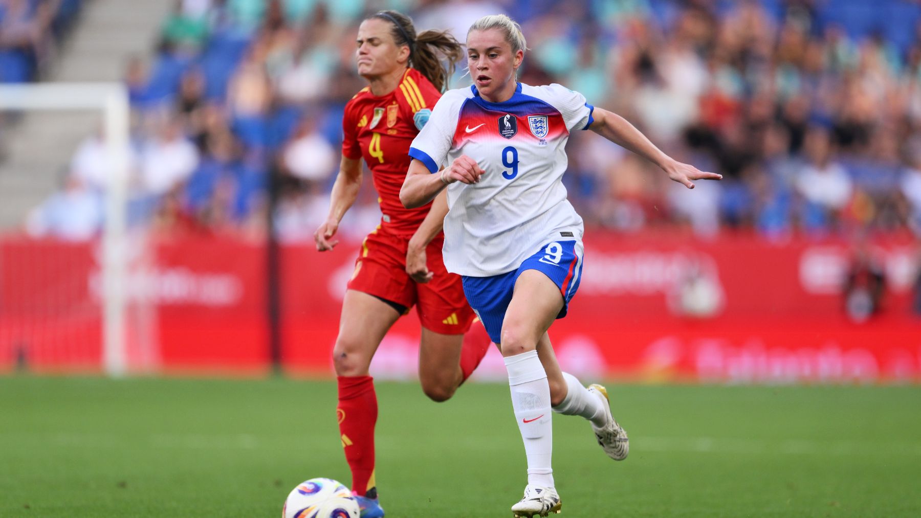 Irene Paredes y Alessia Russo, en un España-Inglaterra. (Getty)