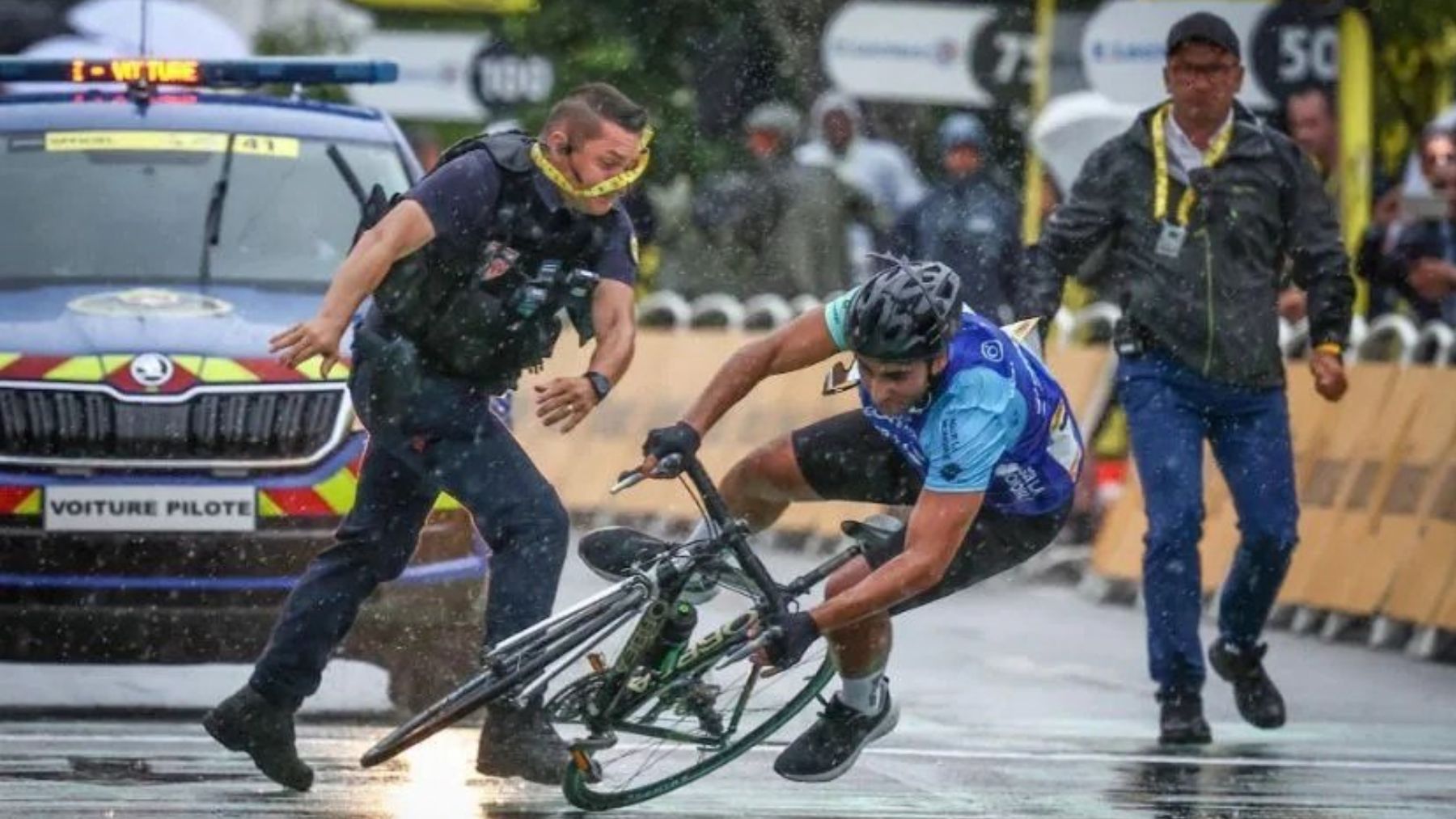 El policía francés intercepta al espontáneo en el Tour.