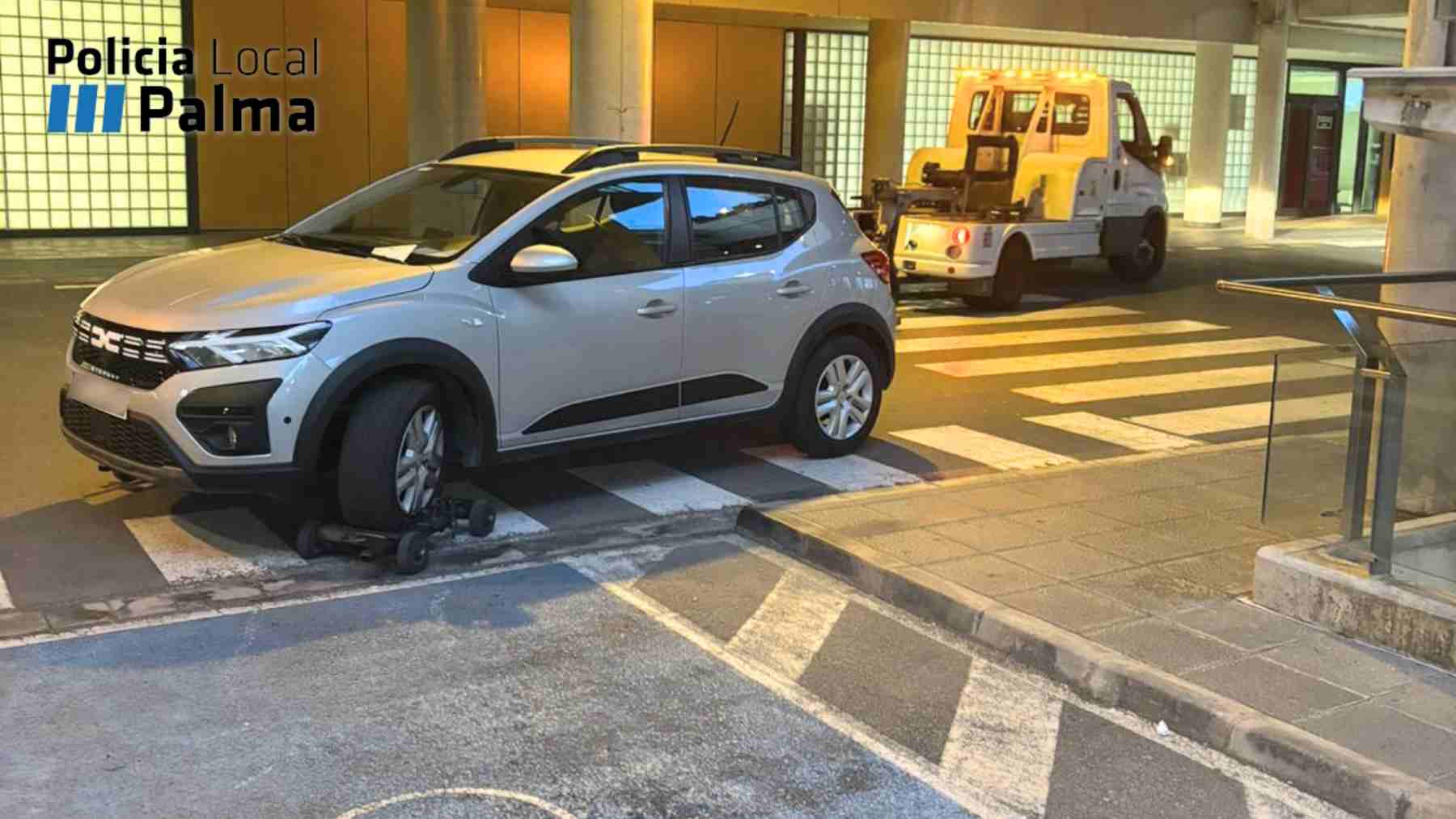 Vehículo mal estacionado antes de su retirada por la grúa municipal.