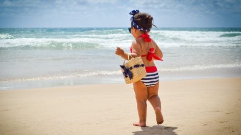 Niña en la playa.
