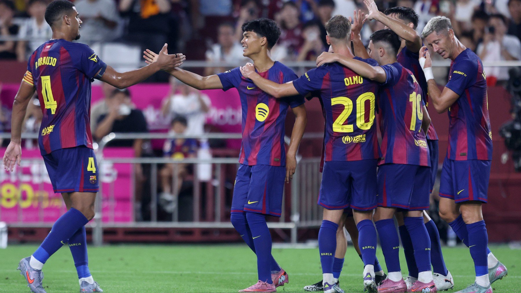 Jugadores del Barcelona celebrando un gol contra el Kobe. (Getty)
