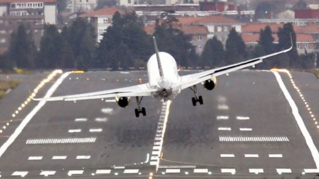 SATA Azores Airlines, aeropuerto Humberto Delgado, base militar Figo Maduro, aeropuerto de Bilbao, Lisboa, Portugal, aterrizaje de emergencia, falsa amenaza de bomba, vuelo, Azores, avión