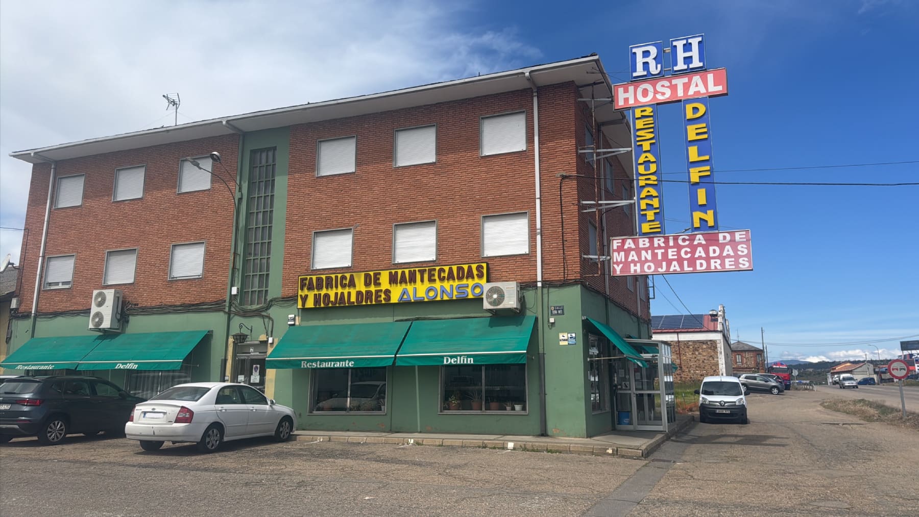Hostal Restaurante Delfín.