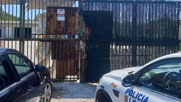 El dueño de un solar del Coll d’en Rabassa encierra dentro a un okupa sellando la valla de entrada