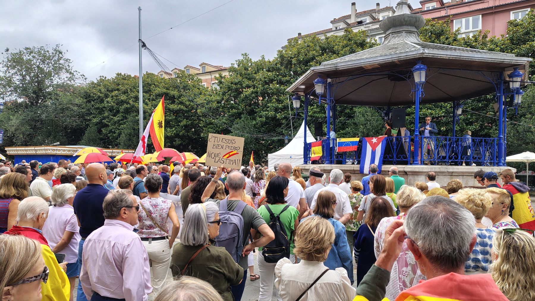 Un millar de personas se concentra en la Plaza Pombo de Santander. (EP)