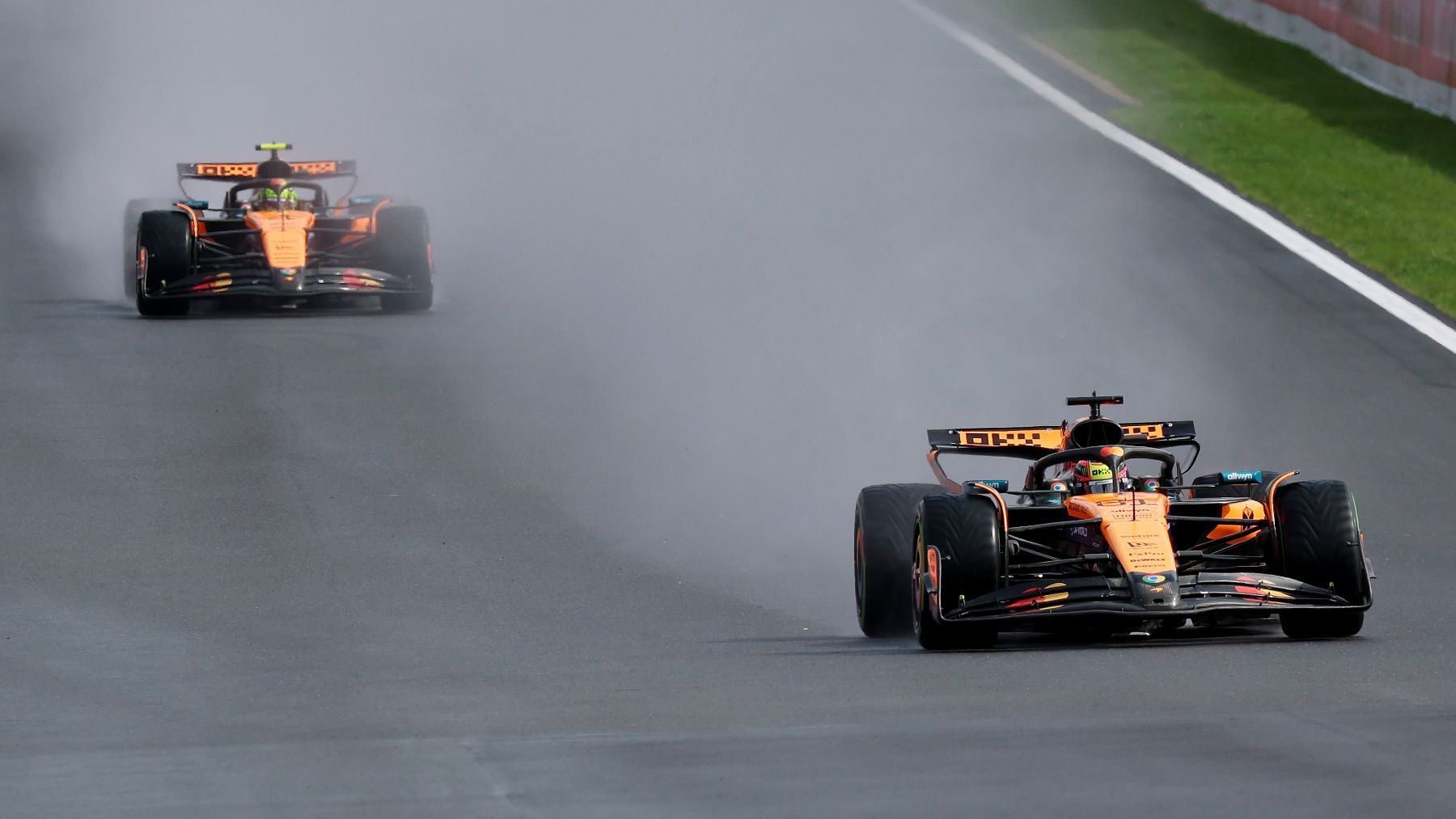 Piastri da un estacazo a Norris en la carrera riesgo cero de Spa con Alonso y Sainz hundidos
