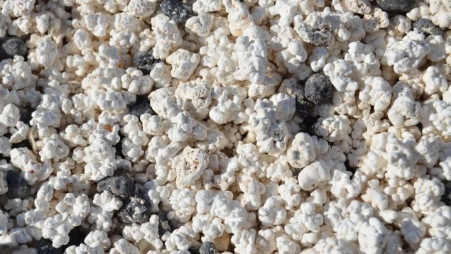 Playa con arena en forma de palomitas de maíz
