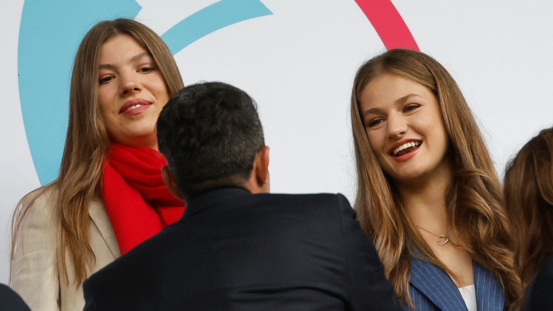 Leonor y Sofía en el palco de la final de la Eurocopa femenina. (EFE)