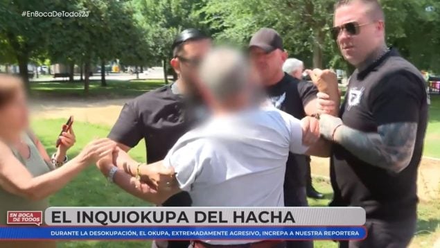 Okupa agrede a reportera de televisión, okupas en la televisión, okupa del hacha, okupas de Ciudad Real, Okupa en boca de todos, okupa pega a periodista.