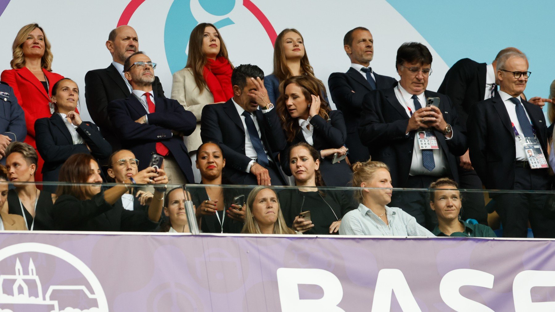 Pilar Alegría, a la izquierda de la imagen. (EFE)