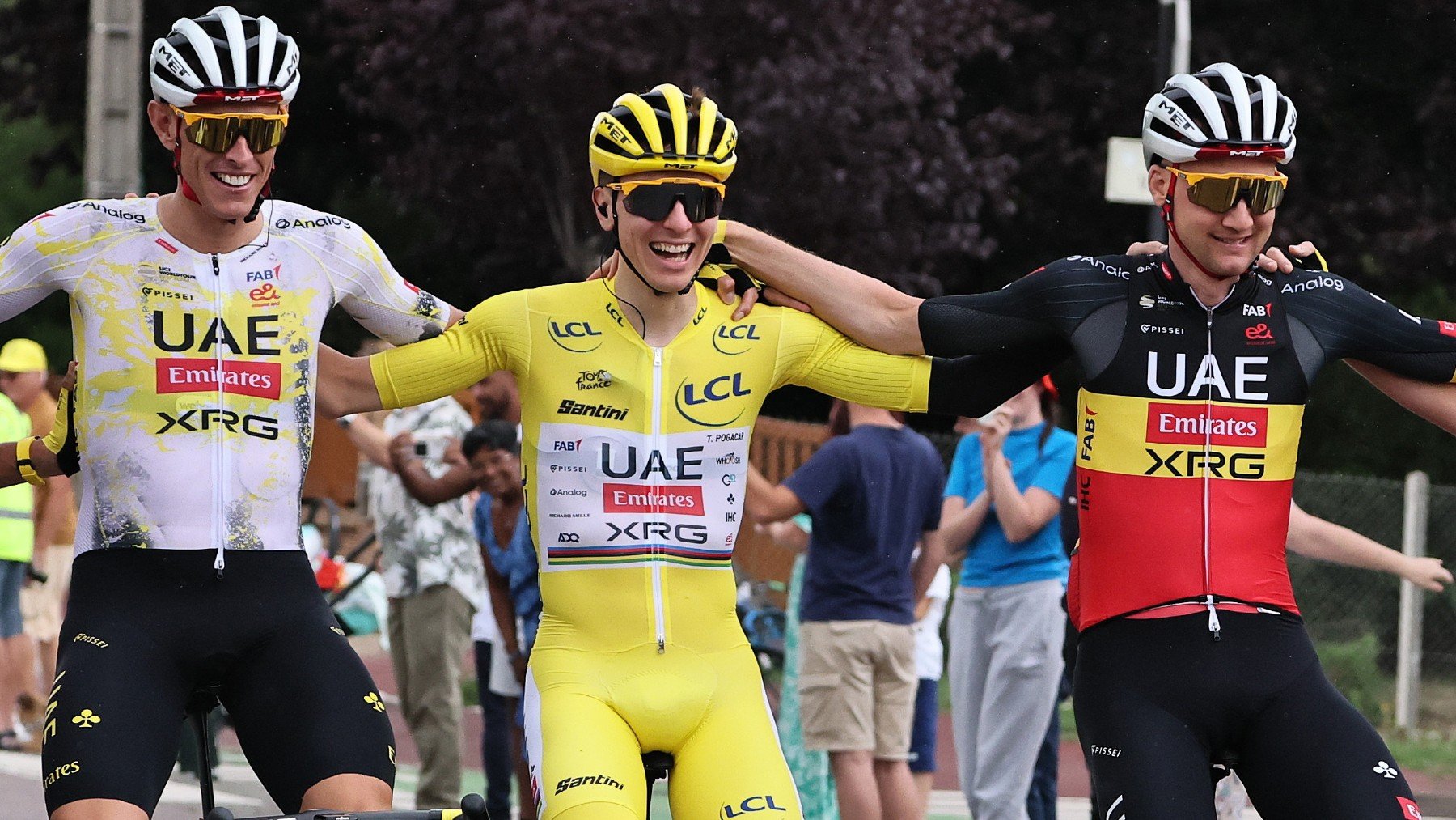 Pogacar, junto a sus compañeros del UAE en la última etapa del Tour de Francia 2025. (EFE)