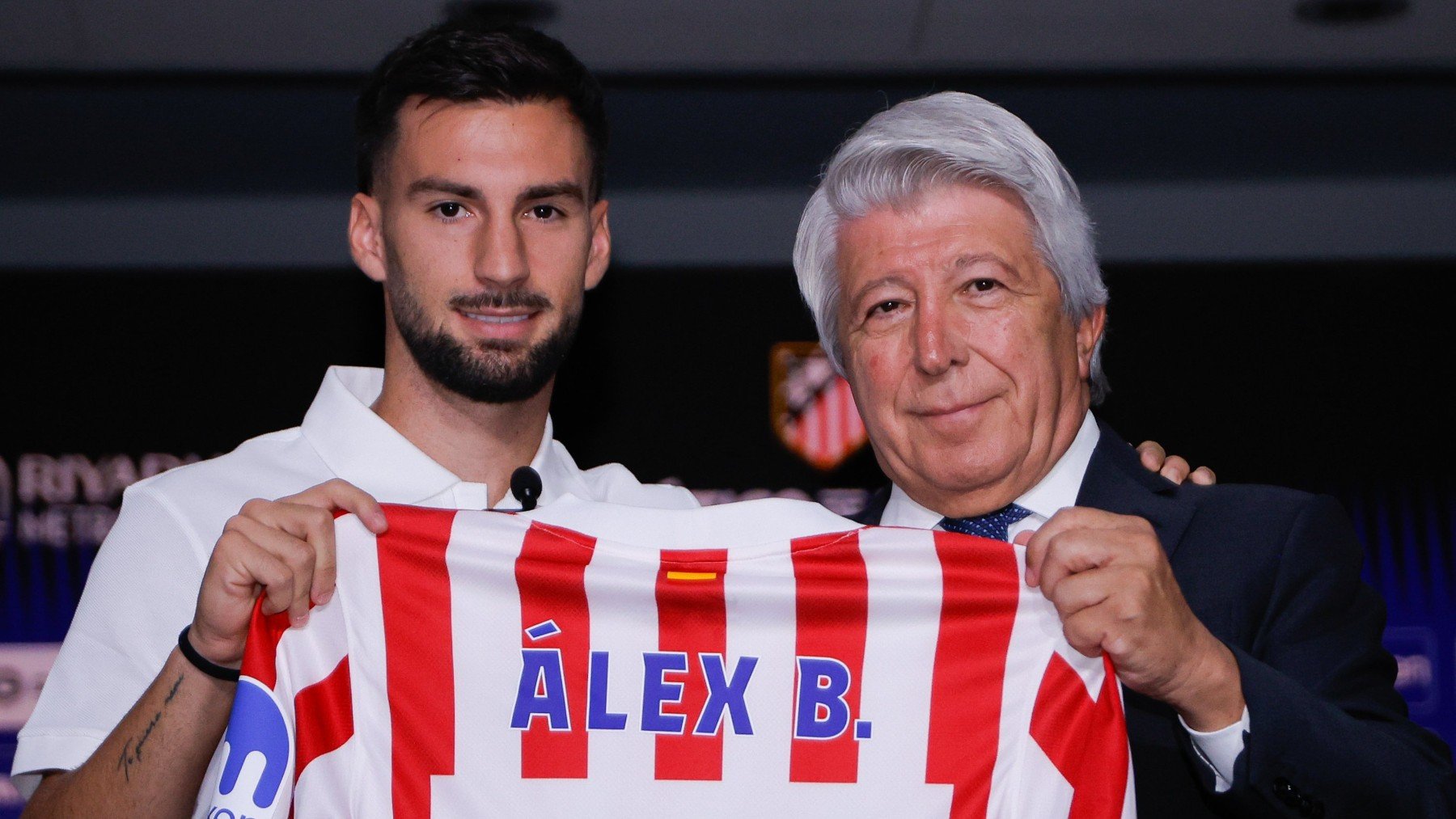 Baena posa con Cerezo durante su presentación. (Atlético)