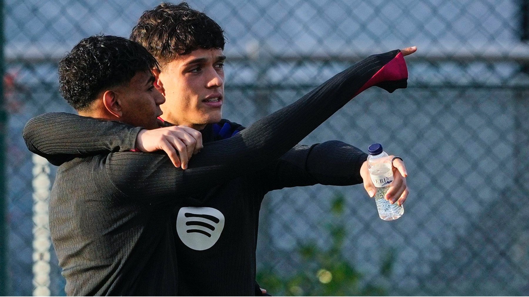 Héctor Fort junto a Lamine Yamal. (EFE)