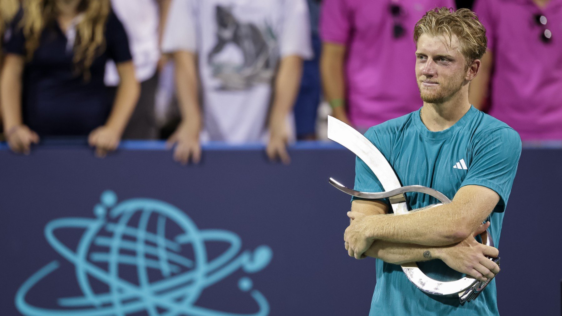Davidovich posa con el trofeo de subcampeón en  Washington. (Getty)