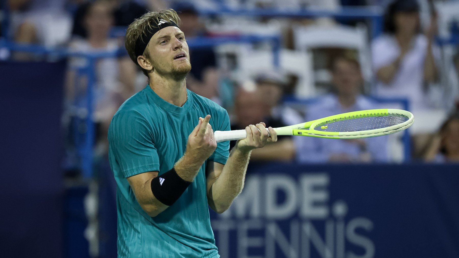 Davidovich se lamenta durante el partido contra De Miñaur. (getty)