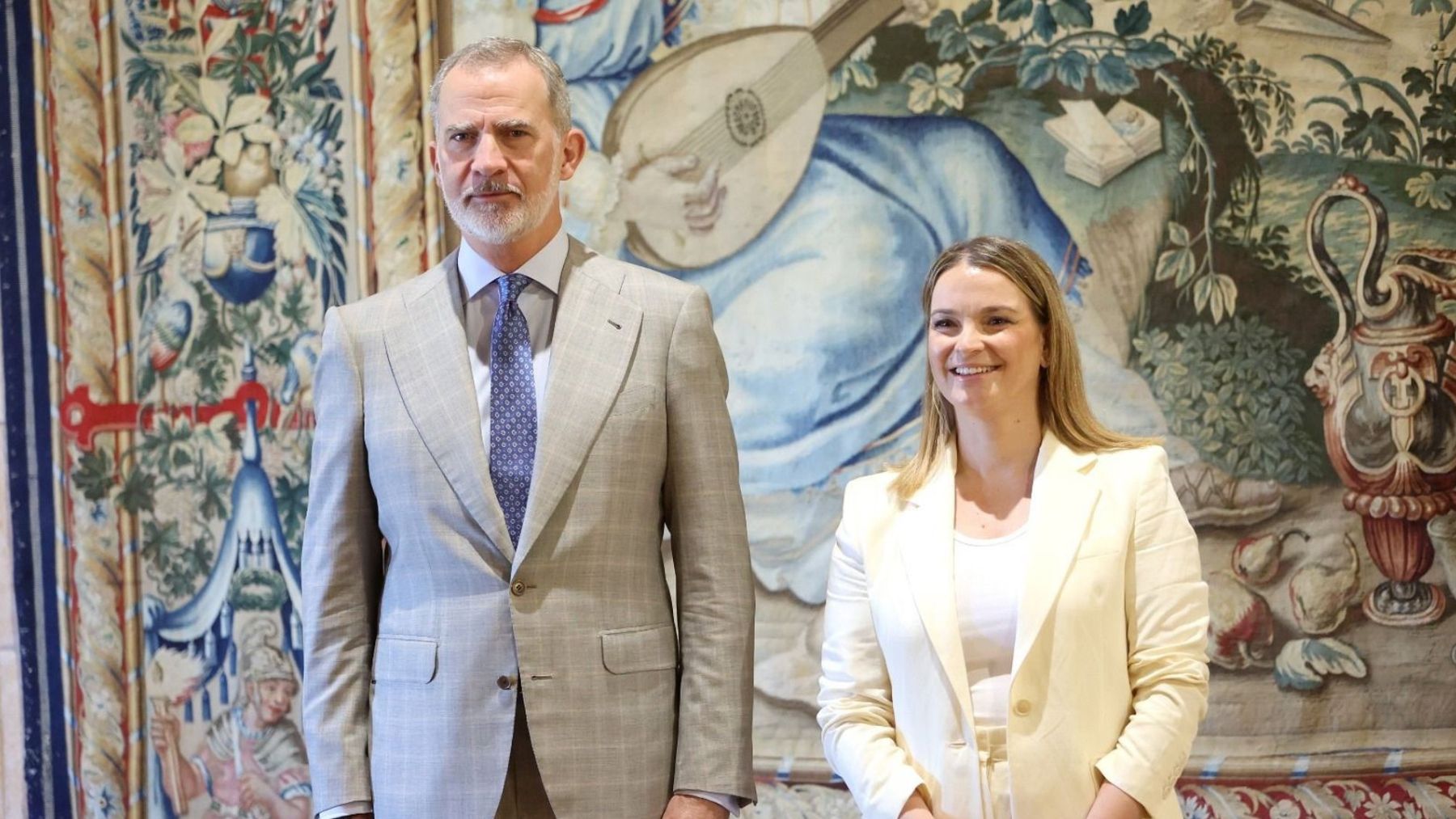 El Rey Felipe VI junto con la presidenta del Govern balear, Marga Prohens.