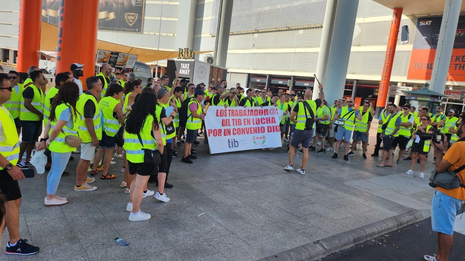 Trabajadores del TIB protestan en el aeropuerto de Palma. (Foto: SATI)