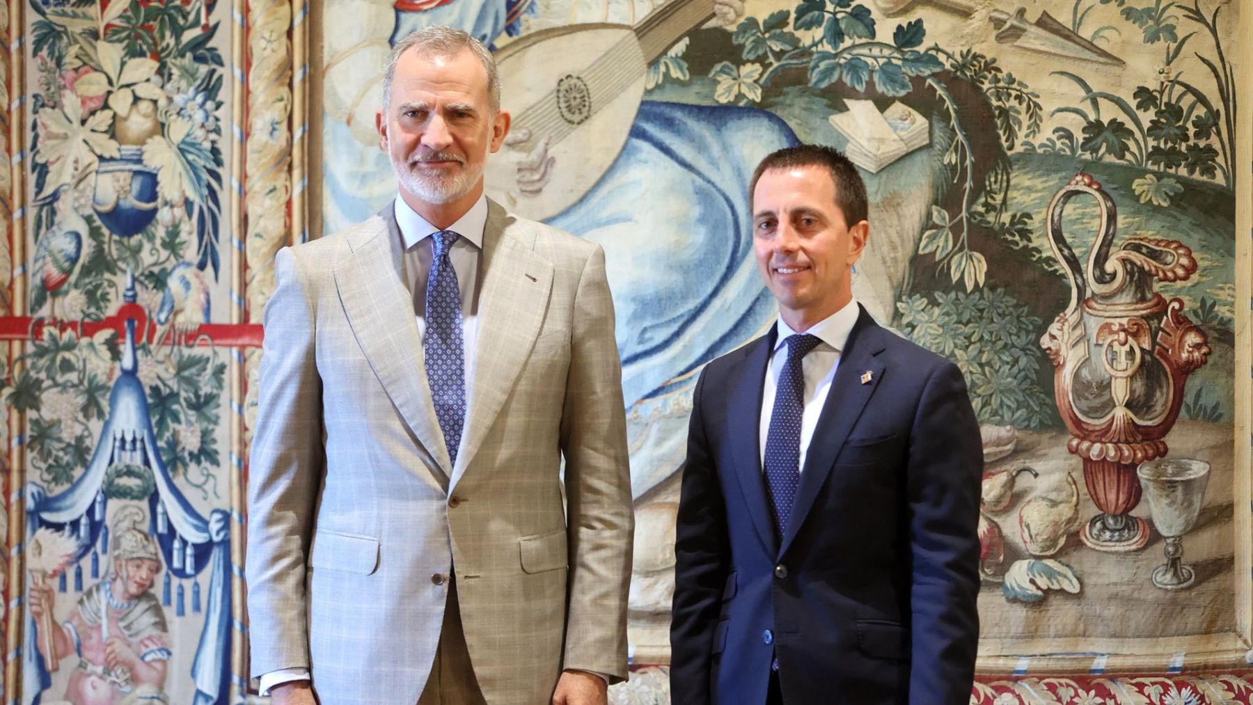 El Rey Felipe VI junto con el presidente del Consell de Mallorca, Llorenç Galmés.