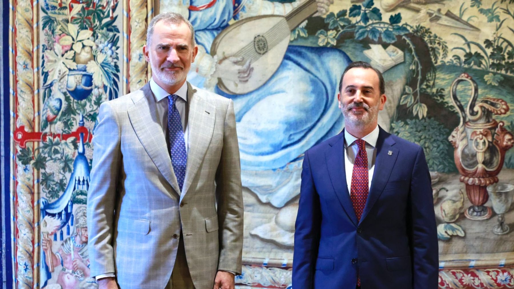 Felipe VI con el presidente del Parlament balear, Gabriel Le Senne, en el Palacio de la Almudaina.