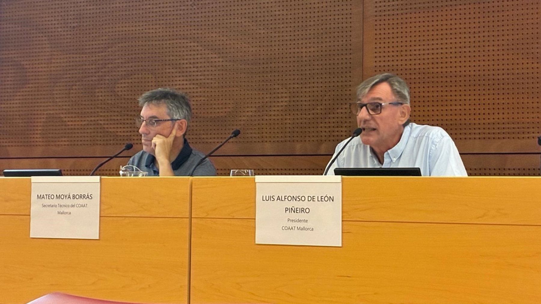Luis Alfonso de León, presidente de COAAT Mallorca, y Mateo Moyá, secretario técnico de COAAT Mallorca.