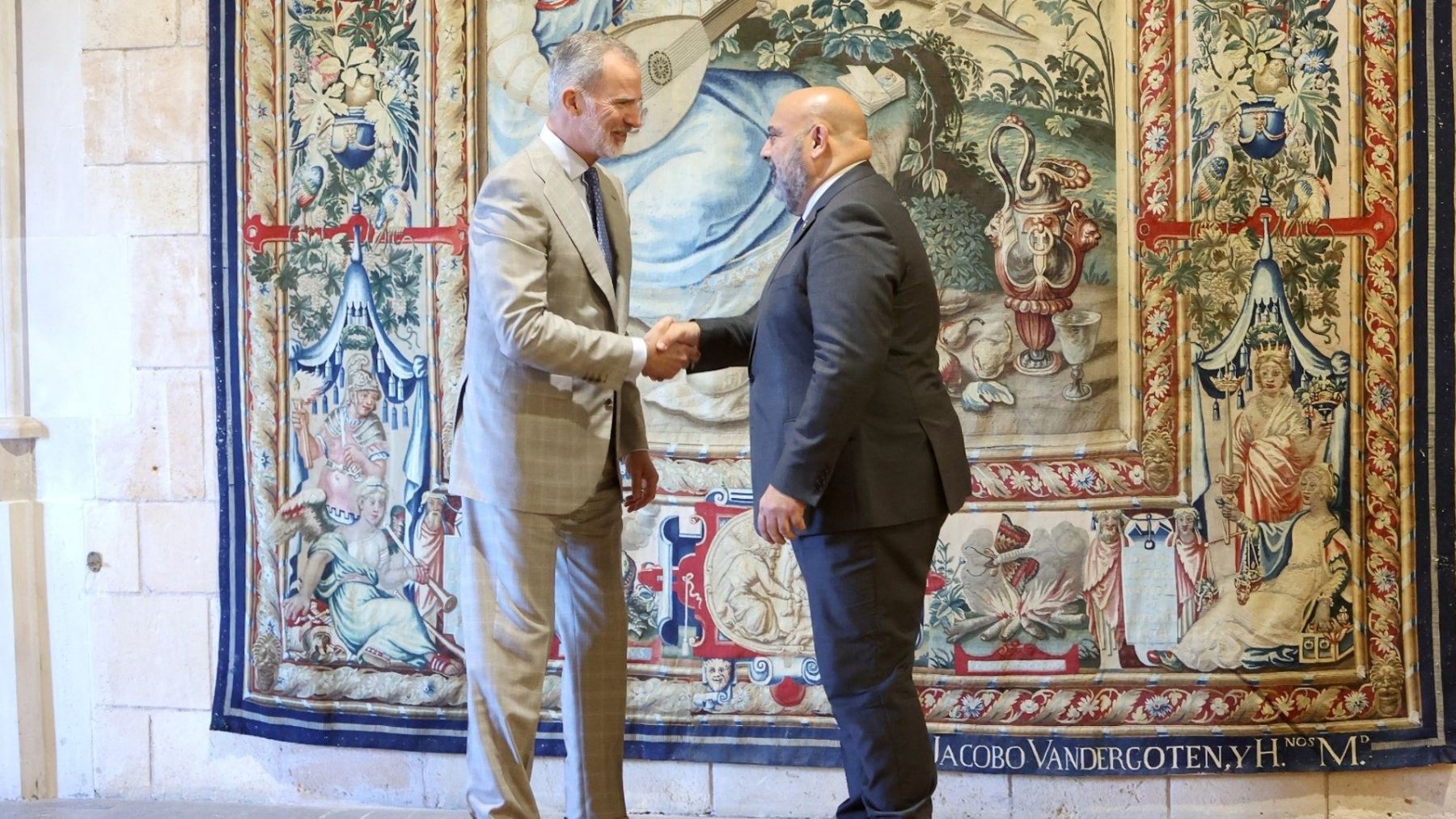 El Rey Felipe VI junto con el alcalde de Palma, Jaime Martínez.