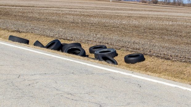 neumáticos tirados en la carretera