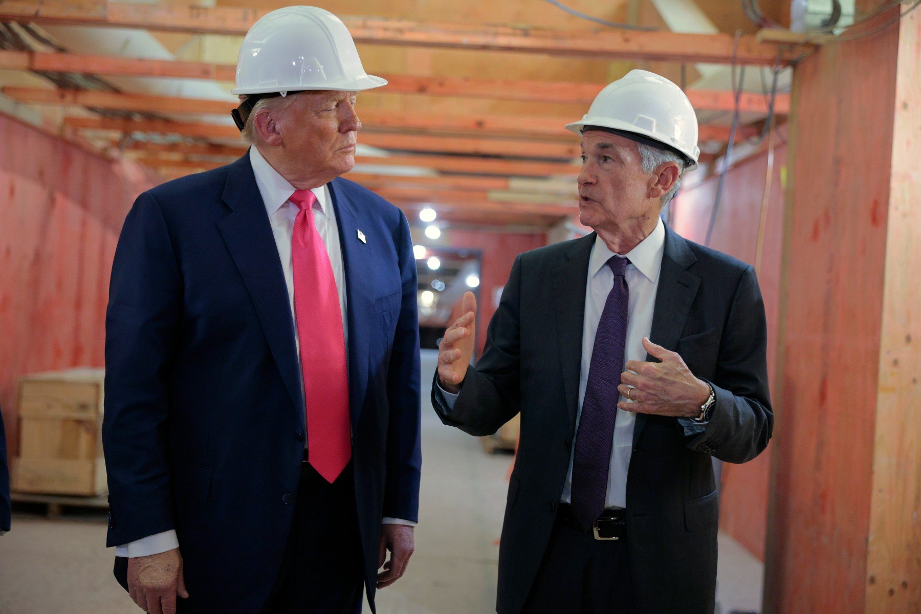Donald Trump junto al presidente de la Reserva Federal, Jerome Powell. (Getty Images)